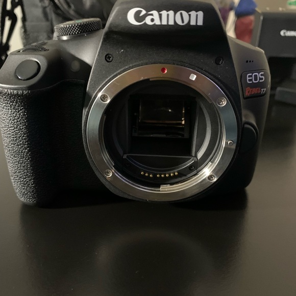 Canon camera, tripod and accessories - Picture 12 of 12